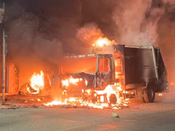 Caminhão de coleta de lixo pega fogo e atinge casa em Ribeirópolis